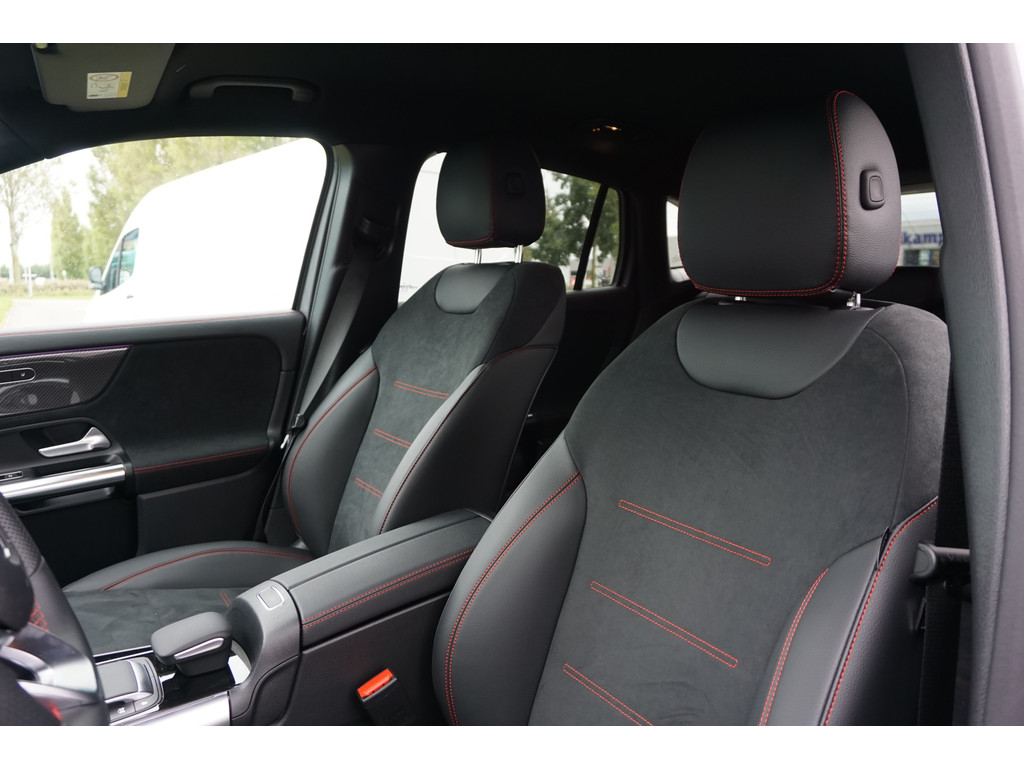 Mercedes-Benz GLA 180 AMG Line l Automaat I Achteruitrij camera l Tempomaat l Stoelverwarming l Sfeerverlichting l MBUX l Widescreen l Keyless Go 35500851-10.jpg | Sterdome B.V.