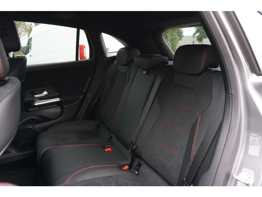 Mercedes-Benz GLA 180 AMG Line l Automaat I Achteruitrij camera l Tempomaat l Stoelverwarming l Sfeerverlichting l MBUX l Widescreen l Keyless Go 35500851-11.jpg | Sterdome B.V.