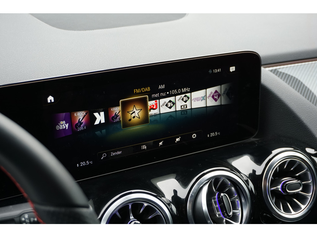 Mercedes-Benz GLA 180 AMG Line l Automaat I Achteruitrij camera l Tempomaat l Stoelverwarming l Sfeerverlichting l MBUX l Widescreen l Keyless Go 35500851-13.jpg | Sterdome B.V.