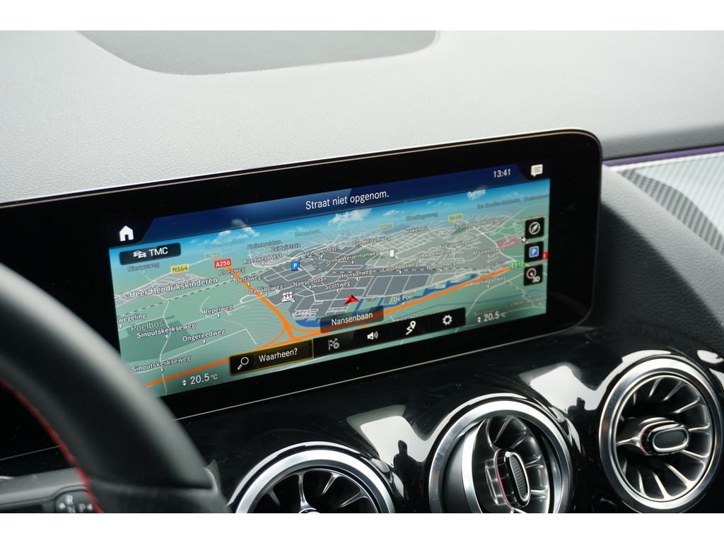 Mercedes-Benz GLA 180 AMG Line l Automaat I Achteruitrij camera l Tempomaat l Stoelverwarming l Sfeerverlichting l MBUX l Widescreen l Keyless Go 35500851-14.jpg | Sterdome B.V.