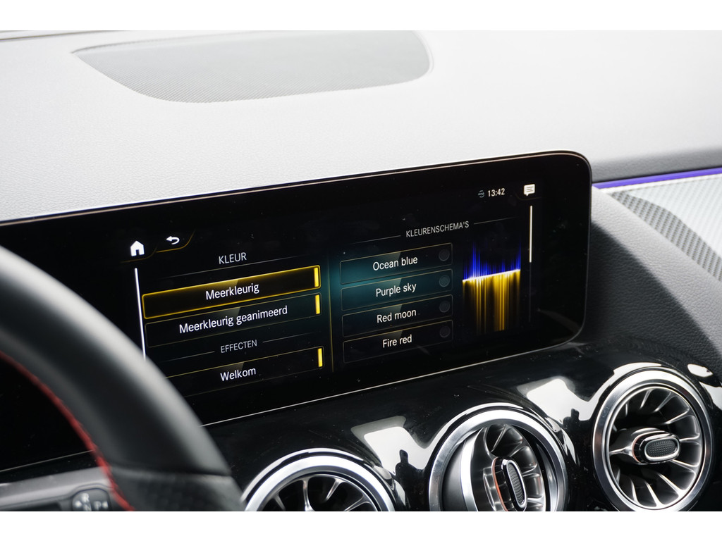 Mercedes-Benz GLA 180 AMG Line l Automaat I Achteruitrij camera l Tempomaat l Stoelverwarming l Sfeerverlichting l MBUX l Widescreen l Keyless Go 35500851-15.jpg | Sterdome B.V.