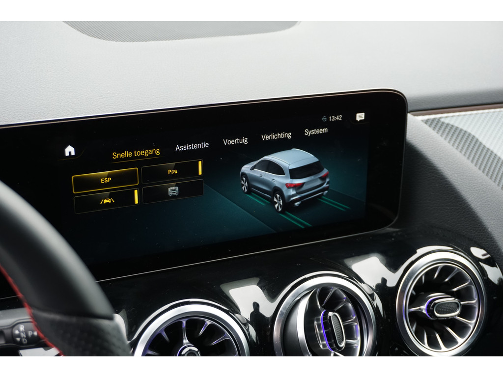 Mercedes-Benz GLA 180 AMG Line l Automaat I Achteruitrij camera l Tempomaat l Stoelverwarming l Sfeerverlichting l MBUX l Widescreen l Keyless Go 35500851-17.jpg | Sterdome B.V.