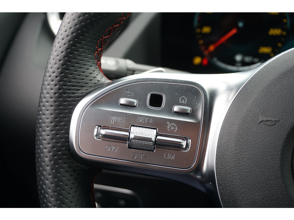 Mercedes-Benz GLA 180 AMG Line l Automaat I Achteruitrij camera l Tempomaat l Stoelverwarming l Sfeerverlichting l MBUX l Widescreen l Keyless Go 35500851-18.jpg | Sterdome B.V.